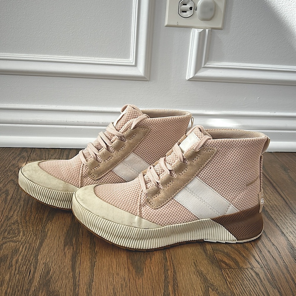 SOREL Out N About Waterproof Sneaker in Nova Sand/Chalk 8.5